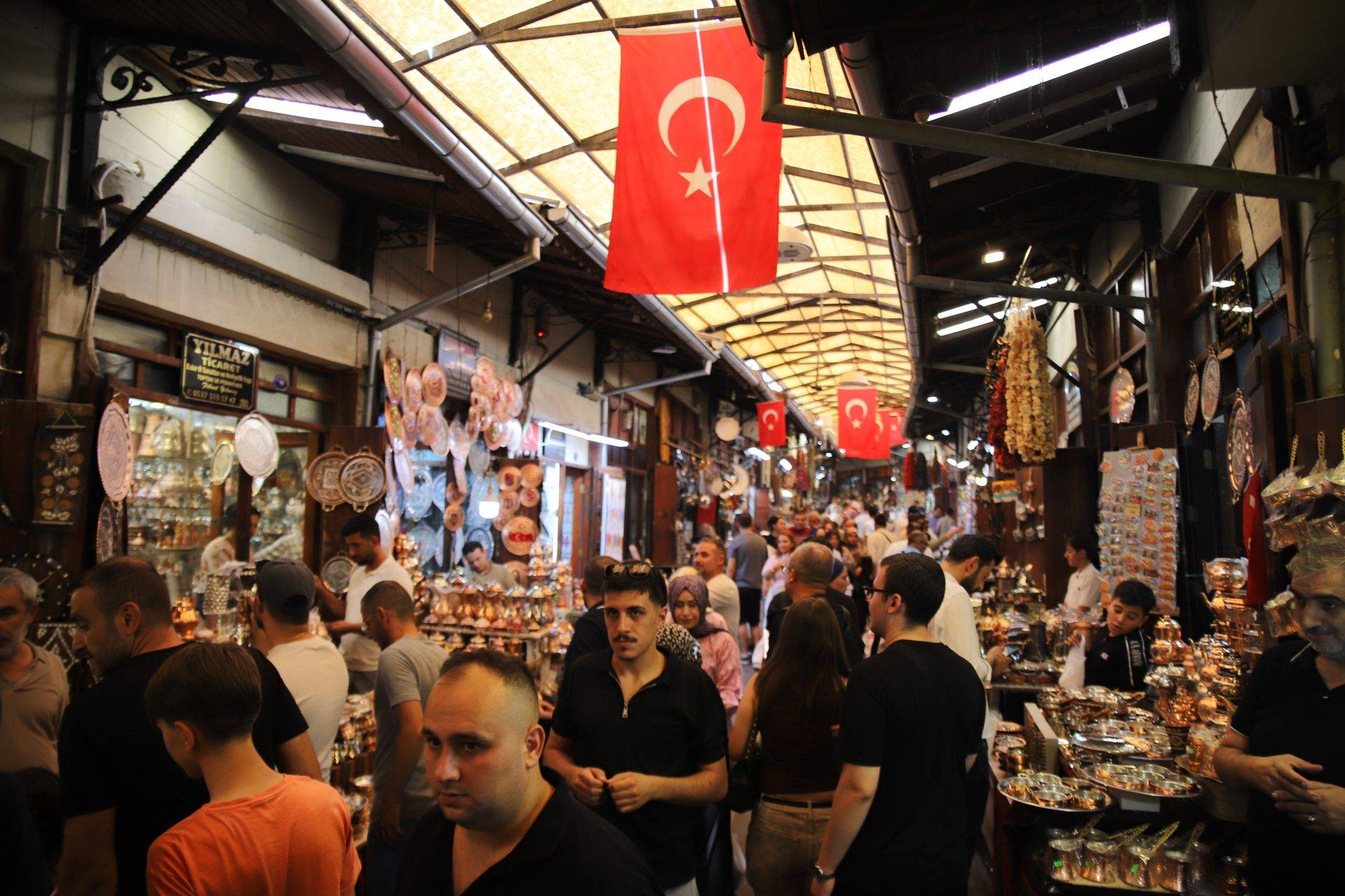 Kavurucu sıcaklar durduramadı! Gaziantep’in Bakırcılar Çarşısı doldu taştı