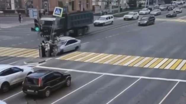 Rusya'da dehşet anları: Kontrolden çıkan araç ışıklardaki yayaları ezdi