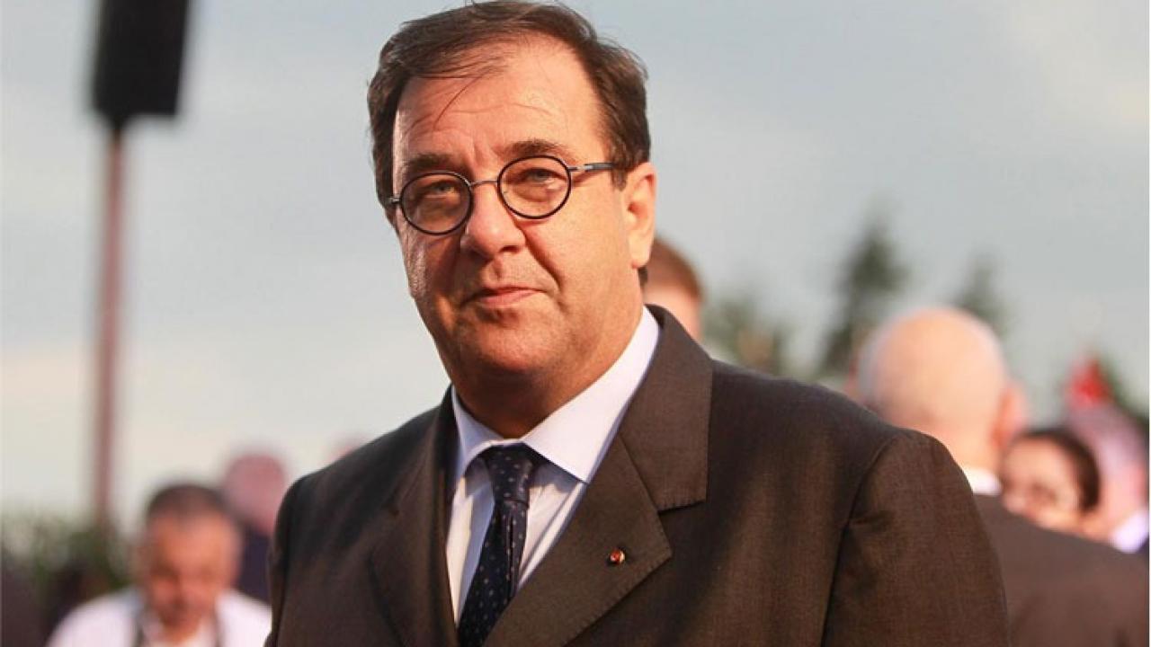 Fransız elçi, büyükelçilikte kadınlarla alem yaptı