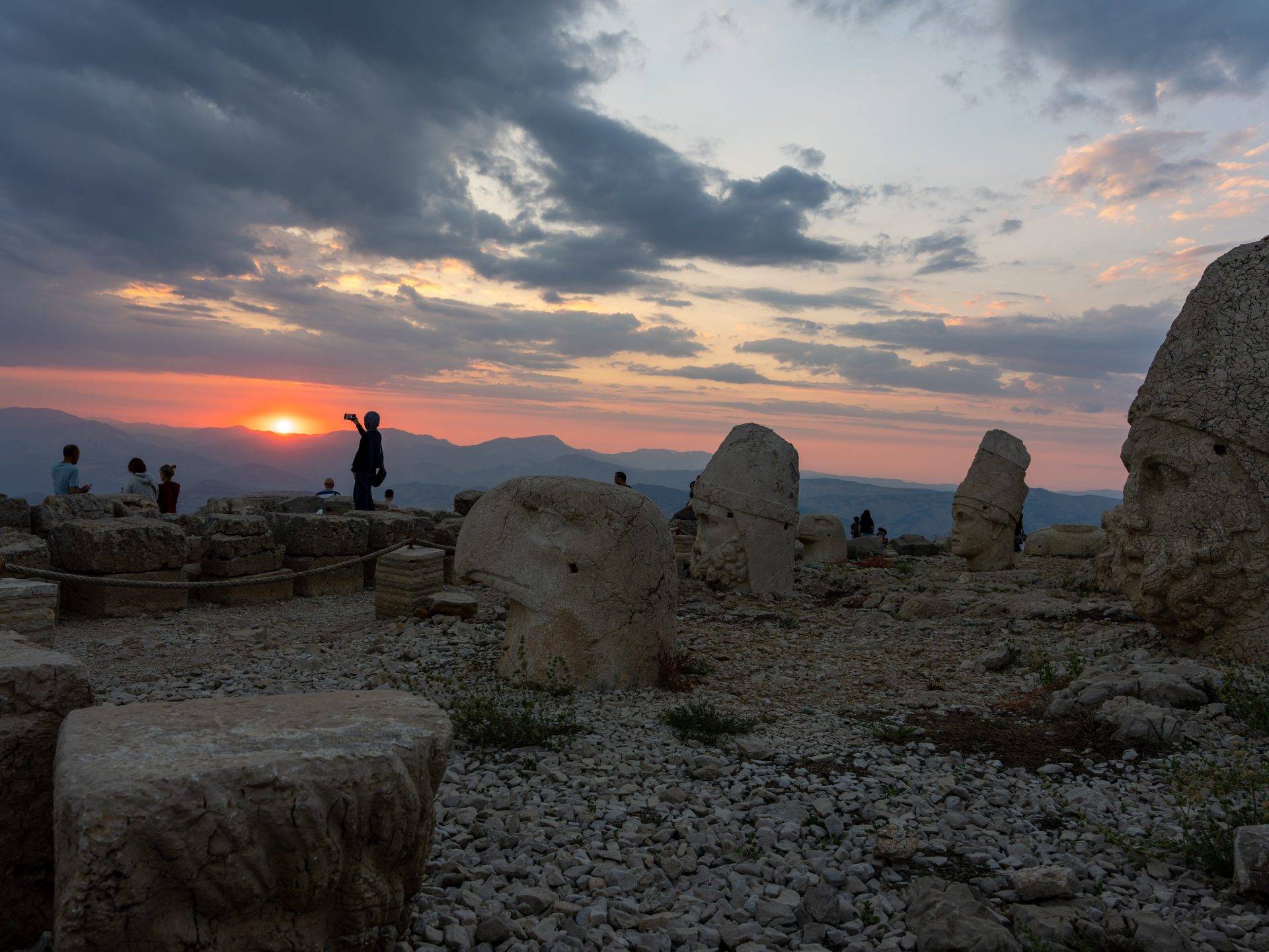 Dünyanın en güzel gün batımlarından: Nemrut Dağı zirvesine yoğun ilgi