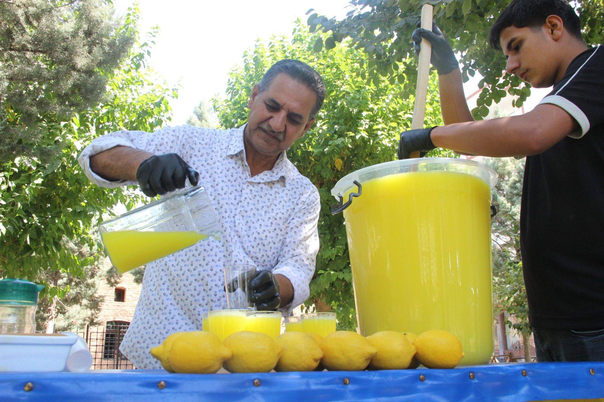 Cizre’nin sütlü limonatası yaz sıcaklarında serin bir kaçış sunuyor