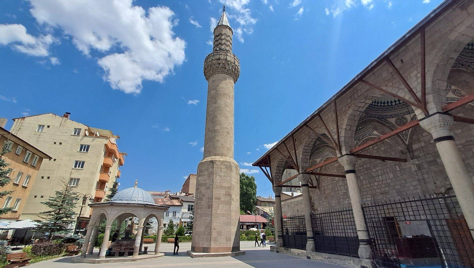 Erzurum’da minaresi ile ayrı inşa edilen cami rivayetiyle dikkat çekiyor