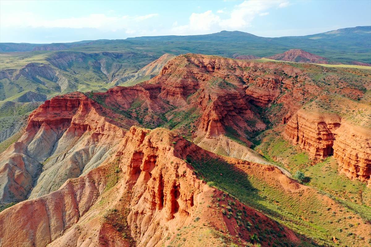 Arizona değil Kağızman! Kars’ın doğa harikası Bayam Kızıllıkları görenleri büyülüyor