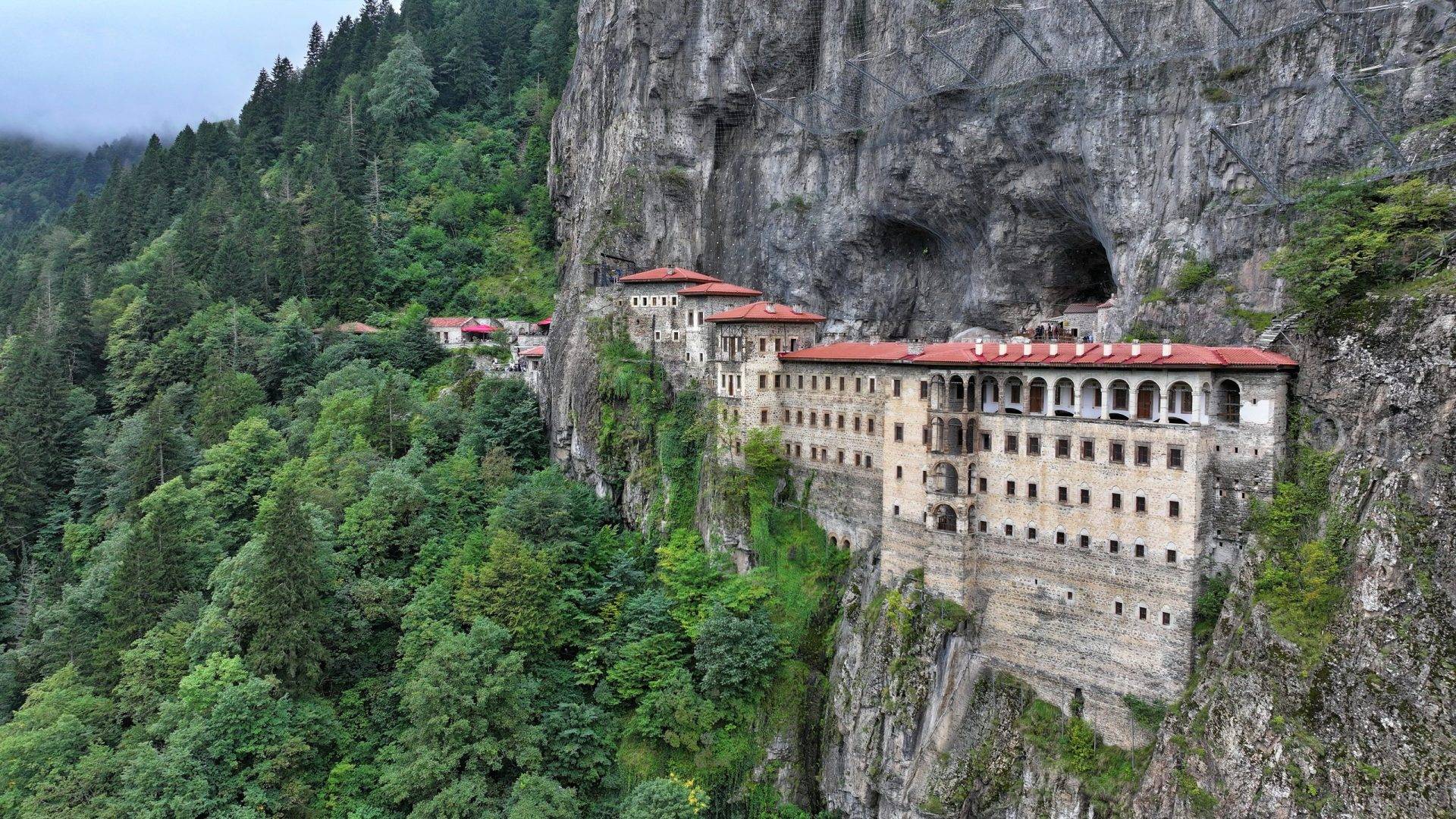 Trabzon’da tarihi rekor! Sümela Manastırı tüm zamanların ziyaretçi rekorunu kırdı