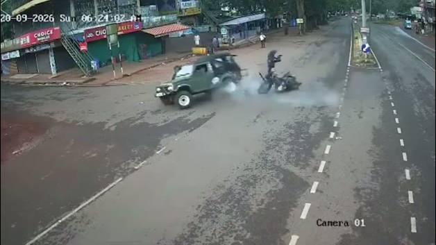 Hindistan'da korkunç çarpışma: Motosikletli havaya fırladı, cip takla attı!