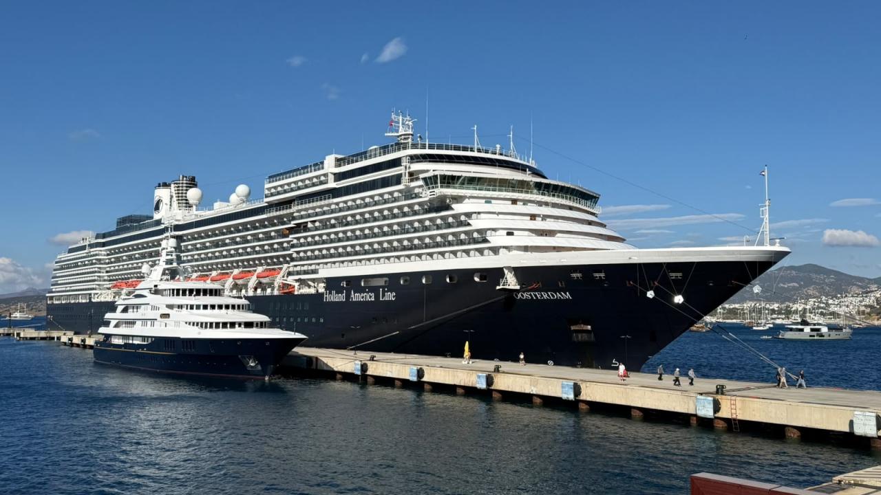 ABD’li turistler Bodrum’a akın etti: Dev gemiden yüzlerce turist indi