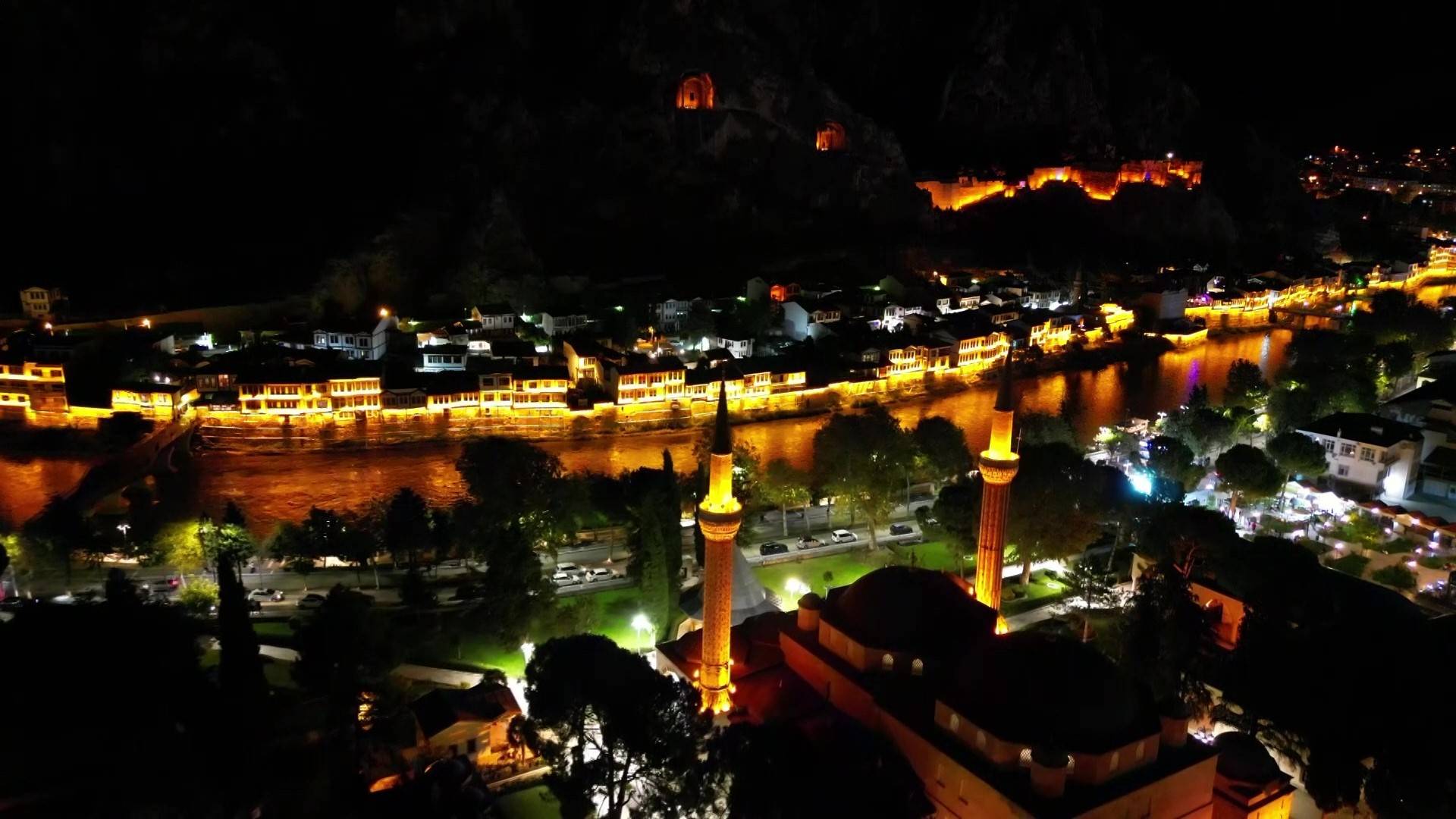 Amasya’nın tarihi silüeti ışıklarla yeniden hayat buldu
