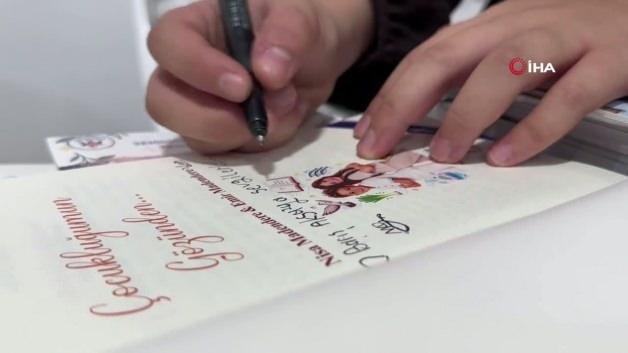 Okuma tutkusu yazarlığa dönüştü! İkiz kardeşlerin kitap fuarı heyecanı