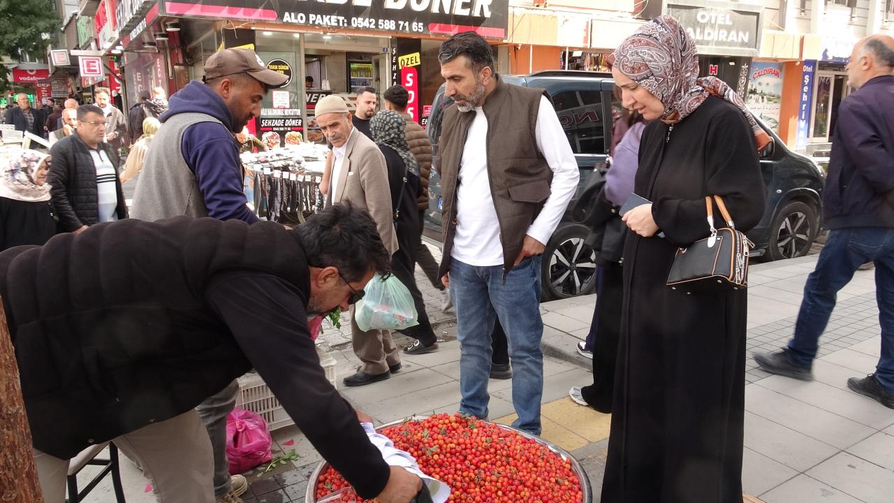 Dağlarda kendiliğinden yetişiyor! Bardakla alırsanız 50 lira, kiloyla 400 lira!