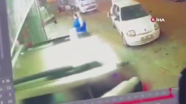 81 yaşındaki sürücü aracı yol kenarına park etmek isterken markete daldı