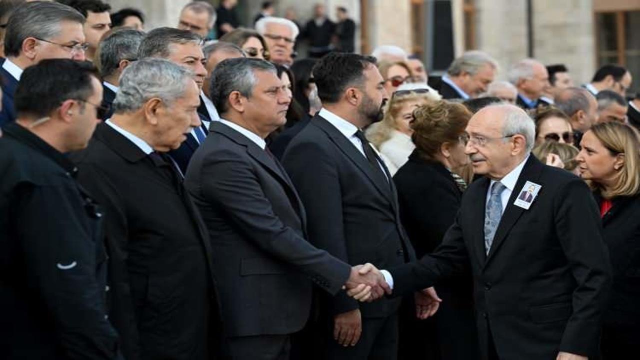 Özel ile Kılıçdaroğlu aynı törende! Yüz ifadesi gündem oldu