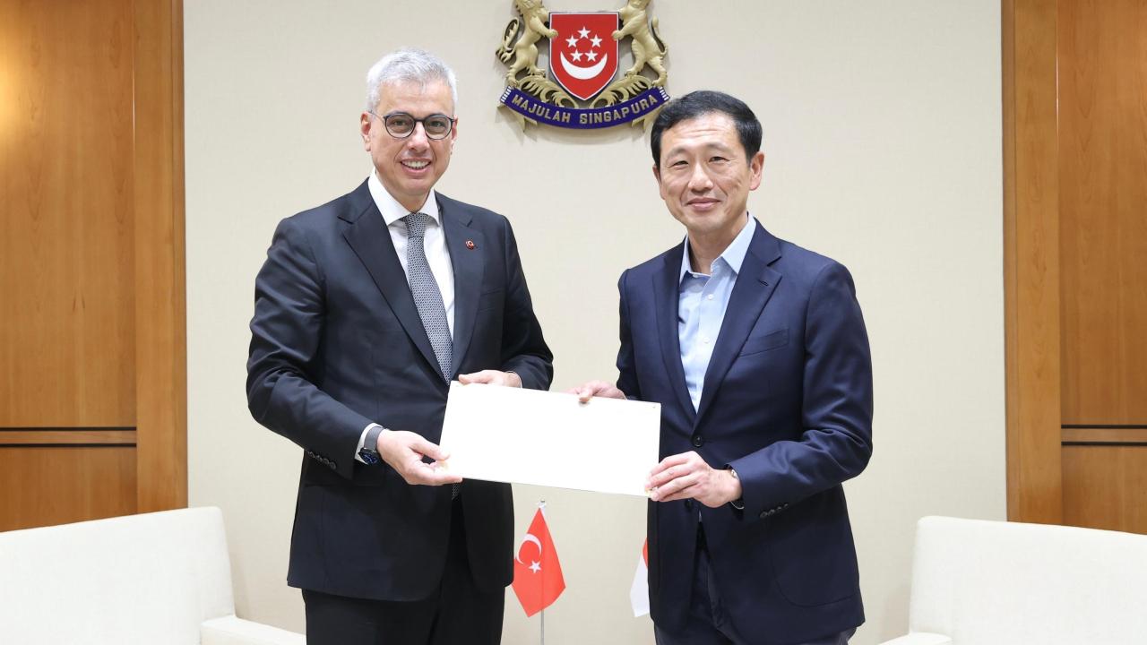 Bakan Memişoğlu, Singapur'da resmi temaslarda bulundu