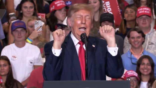 Trump'tan miting sırasında ilginç hareketler: Trans halterci taklidi yaptı!