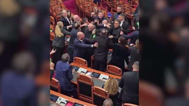Arnavutluk'ta milletvekilleri birbirine girdi, yumruklar havada uçuştu