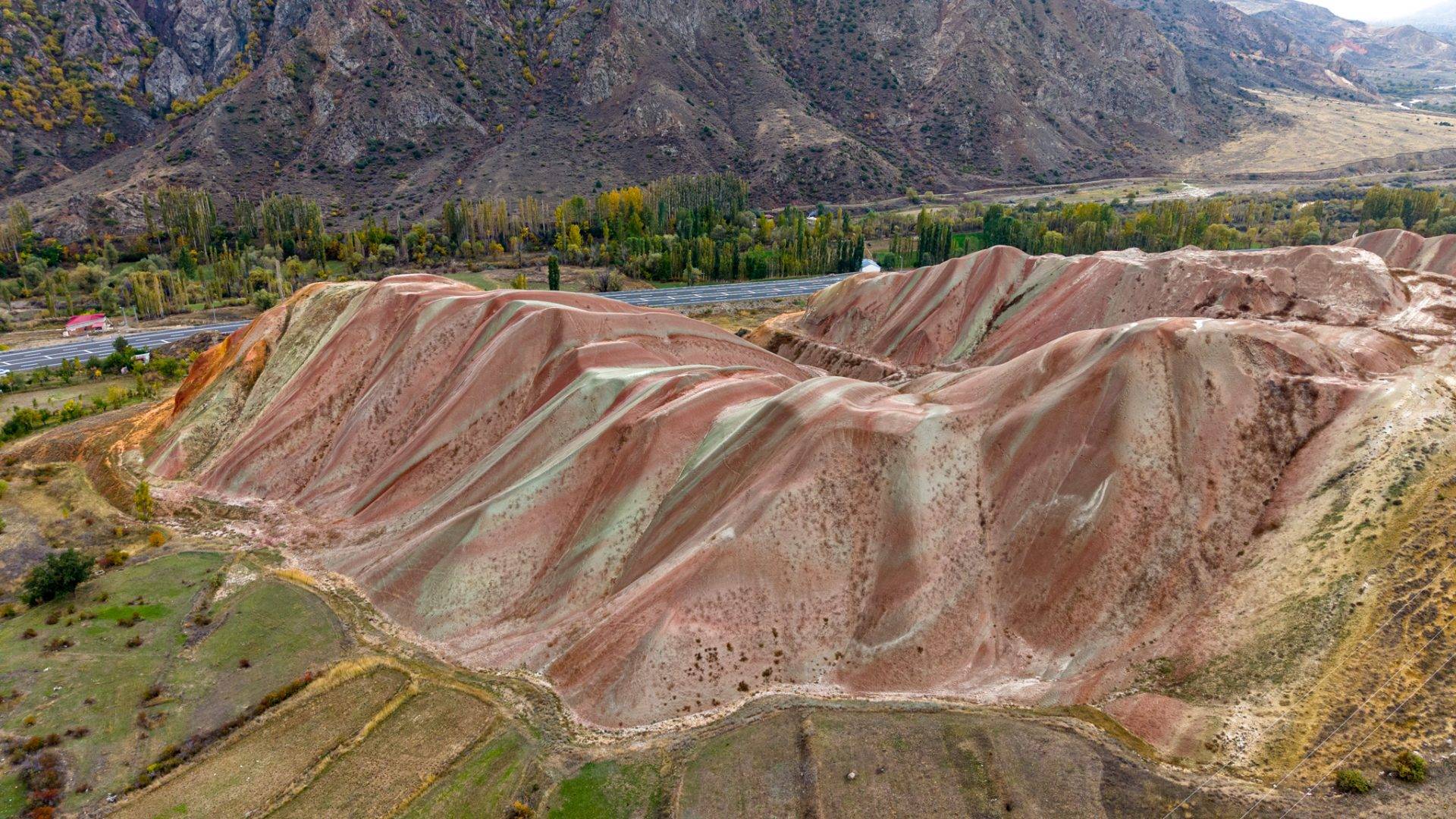Erzurum’un 45 milyon yıllık doğa harikası: Gökkuşağı Tepeleri sonbaharda büyüledi