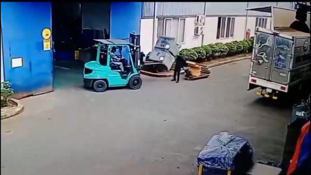 Vietnam'da feci iş kazası kamerada: Devrilen yükün altında kalarak can verdi