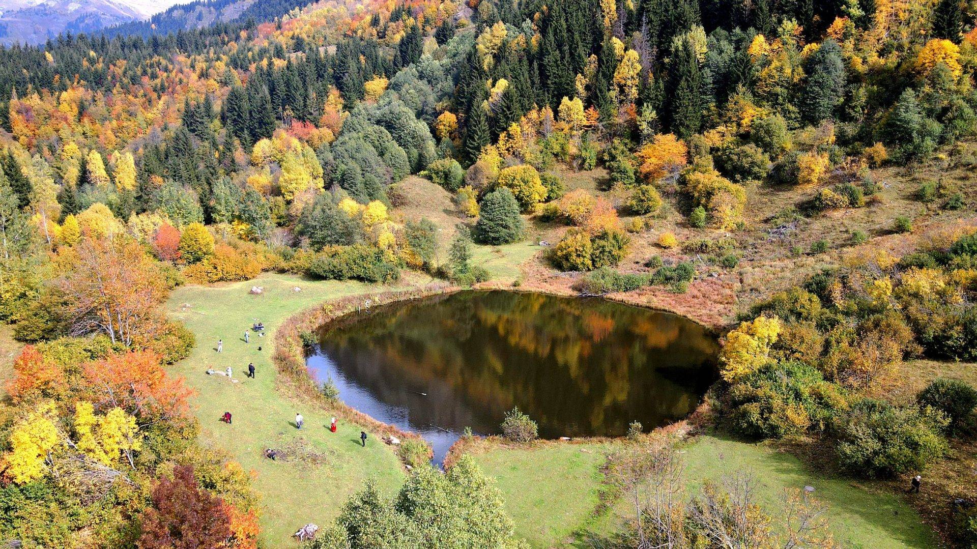 Rutav Gölü doğanın aynası oldu, Artvin’de sonbahar renkleri görenleri mest etti